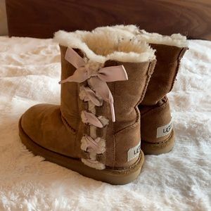 UGG girls boots, good condition. Side pink tie